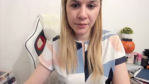 Snapshot of artsyandcraftsy_ chatting on February 24, 9:41 pm MIA online show from February 24, 9:41 pm