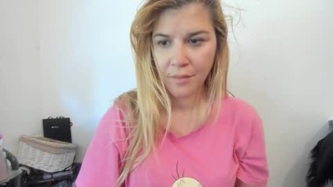 Snapshot of artsyandcraftsy_ chatting on September 21, 10:30 am MIA online show from September 21, 10:30 am