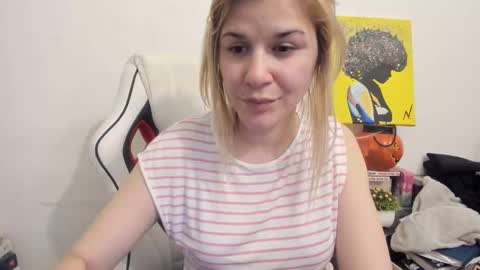 Snapshot of artsyandcraftsy_ chatting on March 3, 6:24 pm MIA online show from March 3, 6:24 pm