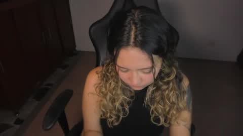 ash_smith1 online show from April 16, 9:39 pm