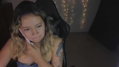 ash_smith1 online show from March 6, 11:53 pm