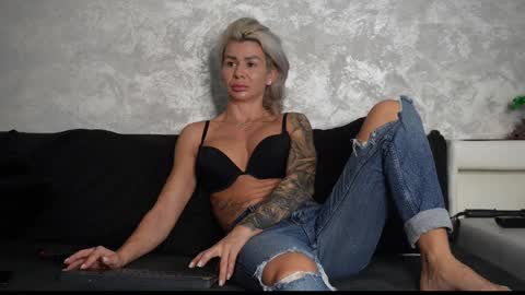 Snapshot of ashadevon_fit chatting on October 12, 8:07 am Asha online show from October 12, 8:07 am