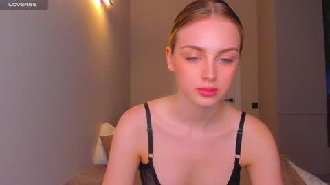 your pretty Ashley online show from December 4, 8:45 pm