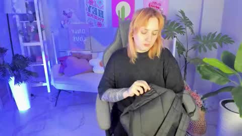 Snapshot of asheluck chatting on September 23, 2:16 am AshleyAshe online show from September 23, 2:16 am
