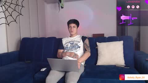 Snapshot of ashely_ryan24 chatting on October 18, 12:37 am Ashley And Ryan online show from October 18, 12:37 am
