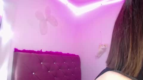 Snapshot of ashlye_hill chatting on December 7, 6:21 pm Ashlye online show from December 7, 6:21 pm