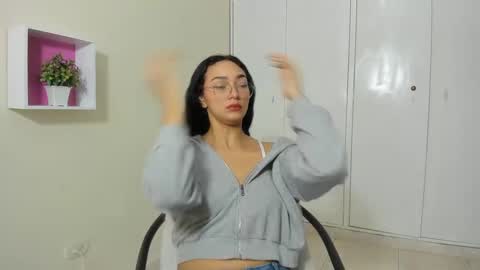 Snapshot of asiam_brunet chatting on March 12, 12:47 pm Camila online show from March 12, 12:47 pm