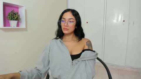 Snapshot of asiam_brunet chatting on March 10, 1:00 pm Camila online show from March 10, 1:00 pm