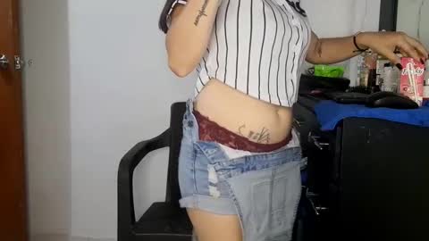 Snapshot of asian_sweet_damara chatting on October 16, 9:13 pm Damara Roland online show from October 16, 9:13 pm