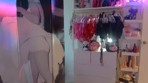 iwantaspen online show from February 25, 9:48 pm