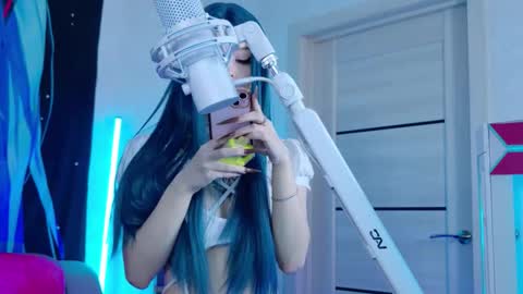 AURORA NATSUKI online show from November 22, 11:30 am