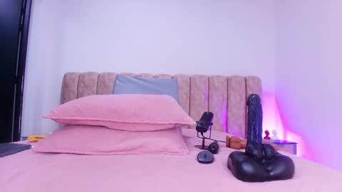 auroraa_miller online show from November 25, 12:15 pm