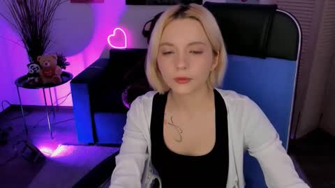 aurorawrenfield online show from November 27, 5:26 am