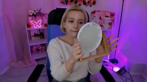 aurorawrenfield online show from November 4, 7:21 am