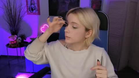 aurorawrenfield online show from November 26, 5:16 am