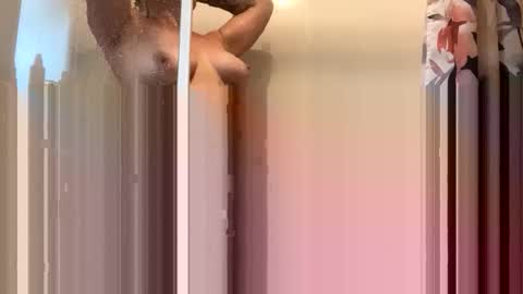 Snapshot of aussielovingxxx chatting on October 14, 7:00 am Milf4u online show from October 14, 7:00 am