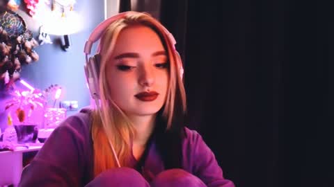 Snapshot of avi_nile chatting on December 7, 3:09 am Avriel online show from December 7, 3:09 am