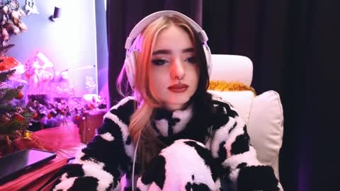 Snapshot of avi_nile chatting on January 17, 5:00 am Avriel online show from January 17, 5:00 am