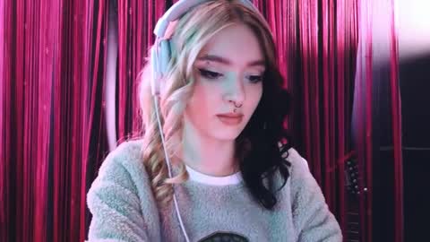 Snapshot of avi_nile chatting on March 11, 5:35 am Avriel online show from March 11, 5:35 am