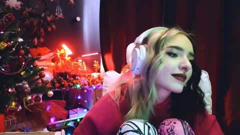 Snapshot of avi_nile chatting on December 25, 5:37 am Avriel online show from December 25, 5:37 am