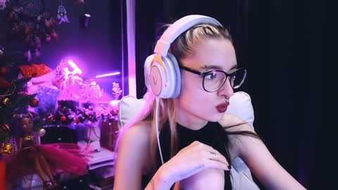 Snapshot of avi_nile chatting on January 13, 12:09 am Avriel online show from January 13, 12:09 am