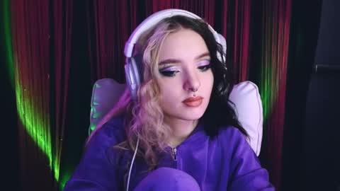 Snapshot of avi_nile chatting on March 7, 2:36 am Avriel online show from March 7, 2:36 am