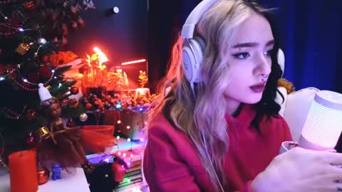 Snapshot of avi_nile chatting on December 24, 2:43 am Avriel online show from December 24, 2:43 am