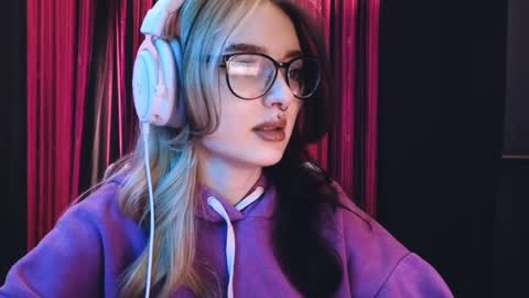 Snapshot of avi_nile chatting on March 4, 3:00 am Avriel online show from March 4, 3:00 am