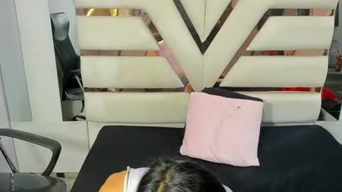 avi_thomsonn_ online show from June 17, 2:38 am