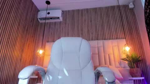 Avy  online show from September 13, 1:46 pm