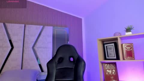 axel_grey_ online show from April 17, 1:02 pm