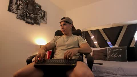 axelmartinezz online show from March 7, 10:32 pm