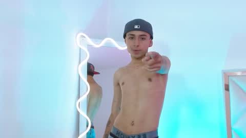 aziel_tay online show from October 7, 3:52 pm