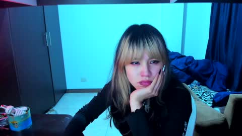 Snapshot of azu_moure chatting on January 6, 4:47 am Azu Moure online show from January 6, 4:47 am