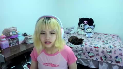 Snapshot of azu_moure chatting on September 18, 6:39 am Azu Moure online show from September 18, 6:39 am