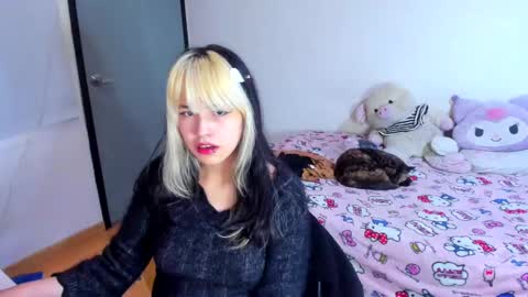 Snapshot of azu_moure chatting on March 11, 11:33 am Azu Moure online show from March 11, 11:33 am