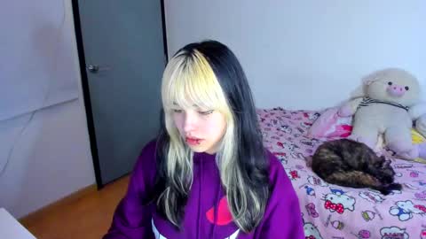 Snapshot of azu_moure chatting on March 9, 8:07 am Azu Moure online show from March 9, 8:07 am
