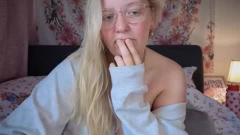 Snapshot of barbiegirl966 chatting on September 16, 8:39 am barbiegirl966 online show from September 16, 8:39 am