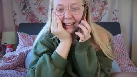 Snapshot of barbiegirl966 chatting on September 9, 8:47 am barbiegirl966 online show from September 9, 8:47 am