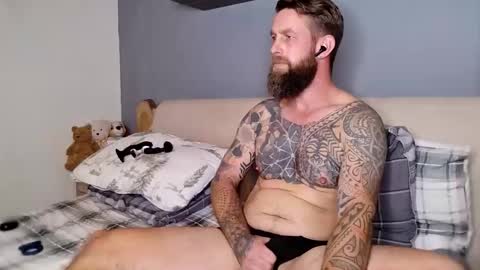 Snapshot of beardedtattedguy chatting on October 3, 12:13 pm beardedtattedguy online show from October 3, 12:13 pm
