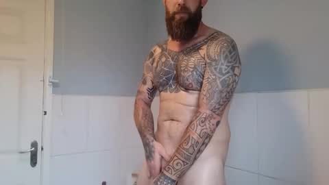 Snapshot of beardedtattedguy chatting on October 7, 4:25 pm beardedtattedguy online show from October 7, 4:25 pm