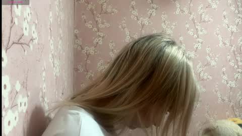 Mia online show from April 2, 5:53 pm