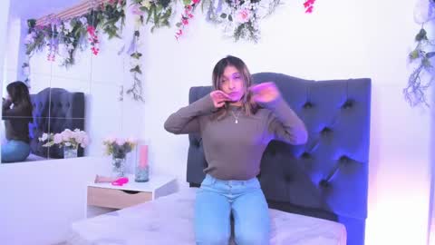 Snapshot of beccamilanni chatting on February 18, 1:44 pm beccamilanni online show from February 18, 1:44 pm