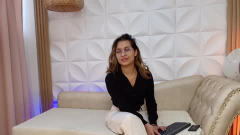 Snapshot of beccamilanni chatting on March 5, 12:44 pm beccamilanni online show from March 5, 12:44 pm