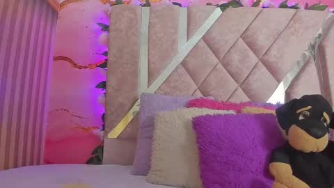 Melanie  online show from February 10, 10:40 am