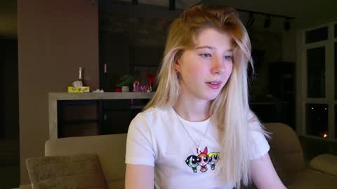 Snapshot of bella_amoury chatting on March 7, 8:33 pm Bella online show from March 7, 8:33 pm