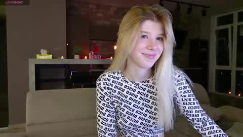 Snapshot of bella_amoury chatting on March 10, 9:18 pm Bella online show from March 10, 9:18 pm