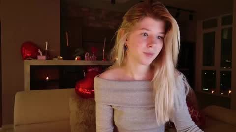 Snapshot of bella_amoury chatting on February 15, 8:33 pm Bella online show from February 15, 8:33 pm