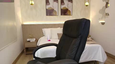 bella_millers online show from March 6, 8:19 pm