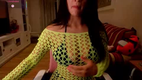 Snapshot of bella_pocahontas3 chatting on October 15, 9:59 pm bella_pocahontas3 online show from October 15, 9:59 pm